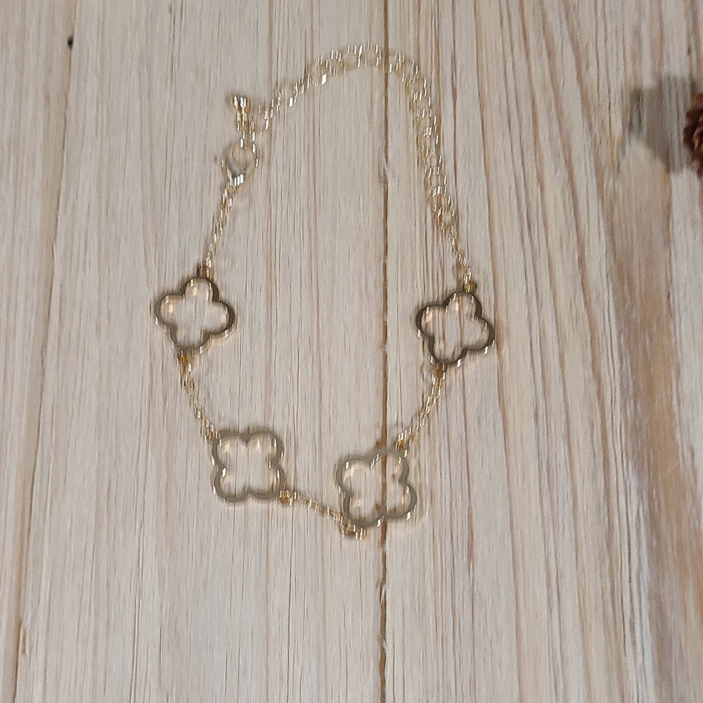 🍀🍀NEW🍀🍀BEAUTIFUL!! HOLLOW CLOVER Bracelet in GOLD Plating - Picture 7 of 15